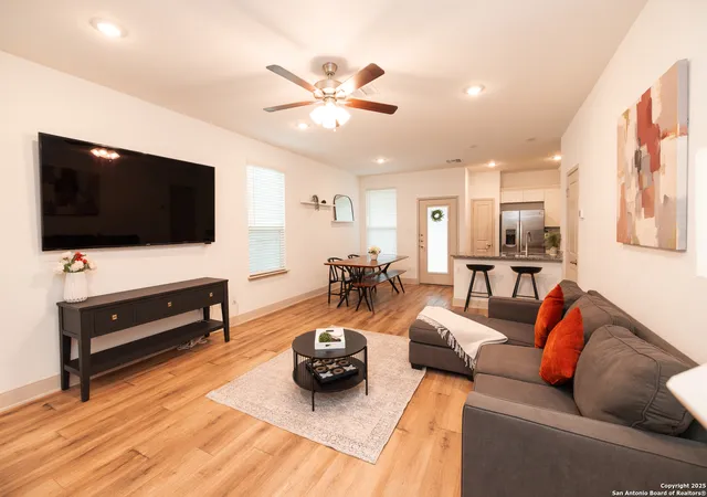 Listing Photo 4 - Condo for sale in building located at 7508 Magnolia Vlg, San Antonio, TX 78252