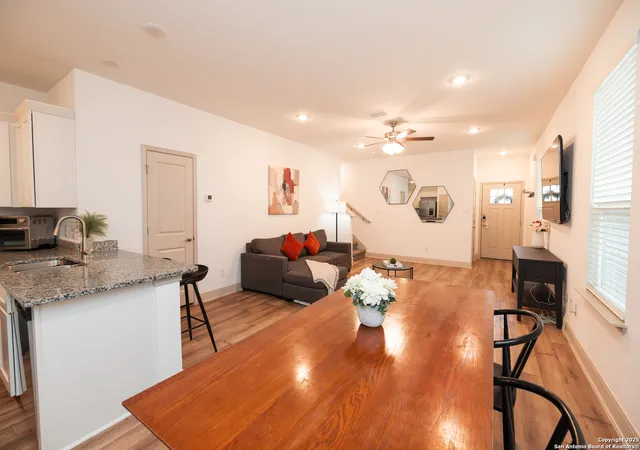 Listing Photo 5 - Condo for sale in building located at 7508 Magnolia Vlg, San Antonio, TX 78252