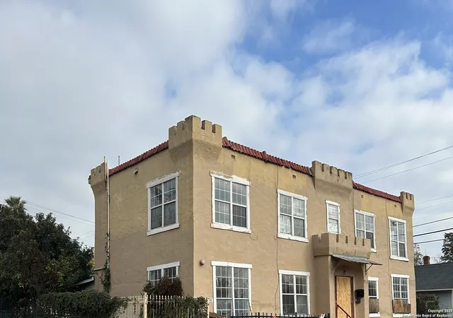 Photo 3 of Sale Pending at 903 W Craig Pl, San Antonio, TX 78201 | MLS# 1929888 | Listing updated on 2025-12-27