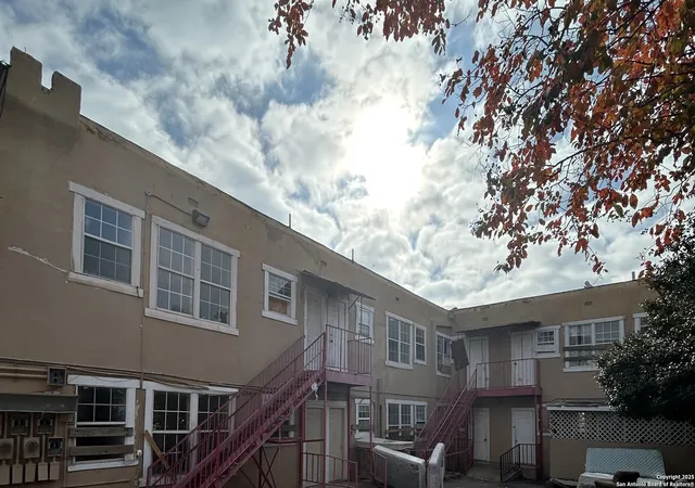 Photo 3 of Sale Pending at 903 W Craig Pl, San Antonio, TX 78201 | MLS# 1929888 | Listing updated on 2025-12-27