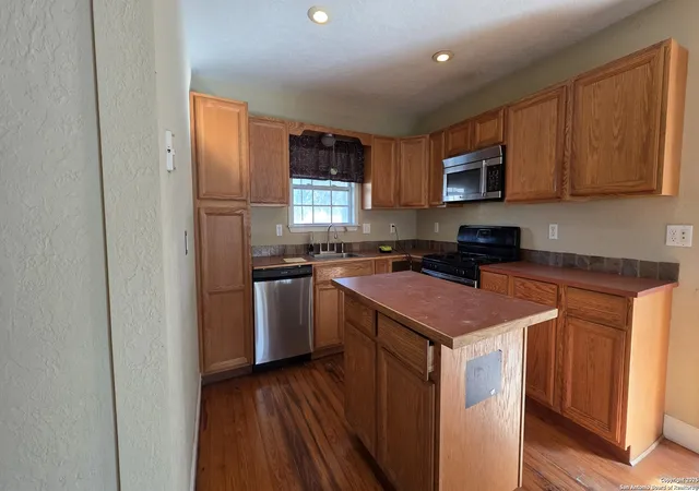 Photo 3 of Sale Pending at 6320 Fox Run, San Antonio, TX 78233 | MLS# 1930008 | Listing updated on 2026-01-26