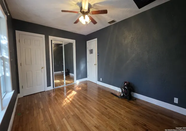 Photo 4 of Sale Pending at 6320 Fox Run, San Antonio, TX 78233 | MLS# 1930008 | Listing updated on 2026-01-26