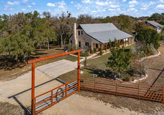 Photo 4 of Sale Pending at 936 County Rd 375, San Antonio, TX 78253 | MLS# 1930162 | Listing updated on 2026-04-27