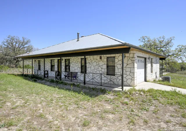 Photo 3 of Sale Pending at 904 Eagle Crk, Floresville, TX 78114 | MLS# 1930254 | Listing updated on 2026-01-20