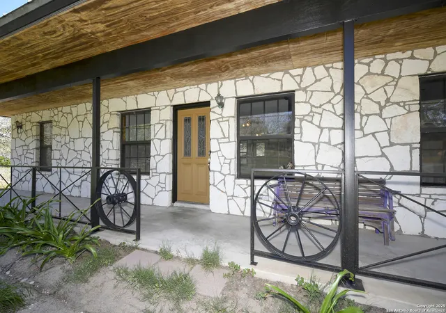 Photo 4 of Sale Pending at 904 Eagle Crk, Floresville, TX 78114 | MLS# 1930254 | Listing updated on 2026-01-20