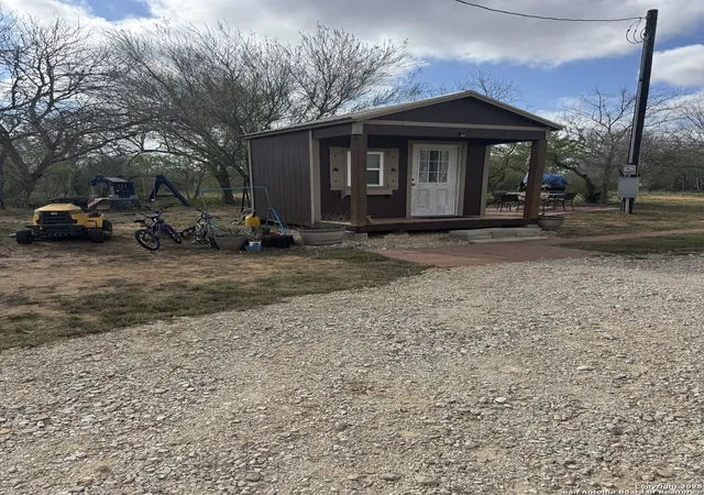 Photo 3 of Manufactured home for sale at 2605 County Road 101, Floresville, TX 78114 | MLS# 1930482 | Listing updated on 2026-01-26