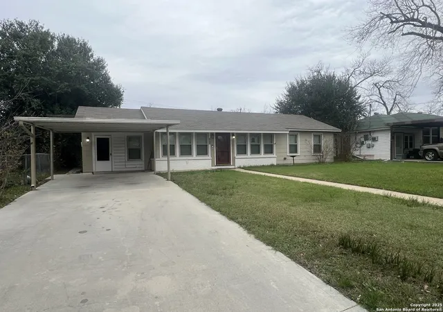 1st image of 1012 E Walnut, Seguin, TX 78155 | MLS# 1930501