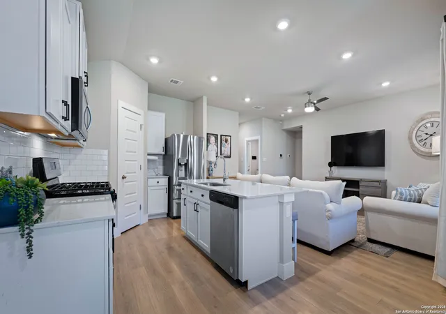 Photo 4 of Single family home for sale at 5627 Jewel Curve, San Antonio, TX 78266 | MLS# 1930874 | Listing updated on 2026-01-12