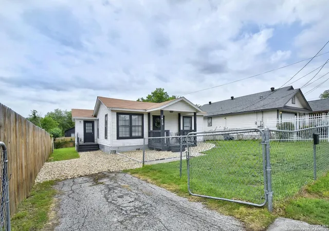 Photo 3 of Sale Pending at 1410 Paso Hondo, San Antonio, TX 78202 | MLS# 1931039 | Listing updated on 2026-01-09