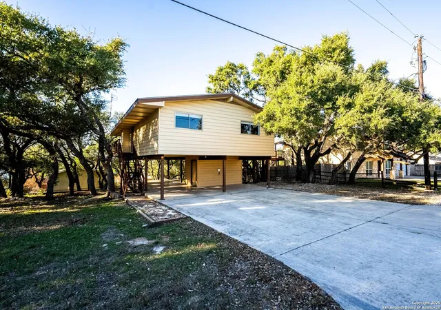 Photo 4 of Sale Pending at 423 Carpenter Dr, Canyon Lake, TX 78133 | MLS# 1931058 | Listing updated on 2026-01-23
