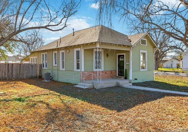 Photo 2 of Single family home for sale at 1409 21st, Hondo, TX 78861 | MLS# 1931283 | Listing updated on 2026-03-02