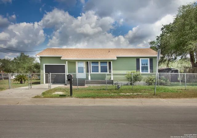 Photo 1 of Single family home for sale at 801 E 5th, Sinton, TX 78387 | MLS# 1931375 | Listing updated on 2026-02-19