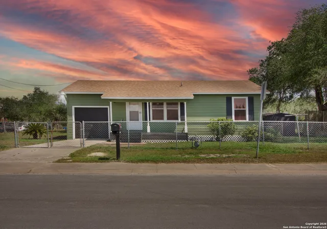 Photo 2 of Single family home for sale at 801 E 5th, Sinton, TX 78387 | MLS# 1931375 | Listing updated on 2026-02-19