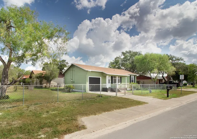 Photo 3 of Single family home for sale at 801 E 5th, Sinton, TX 78387 | MLS# 1931375 | Listing updated on 2026-02-19