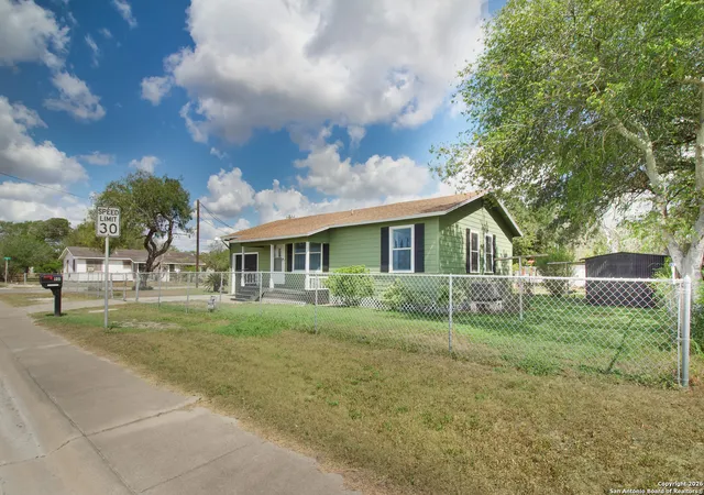 Photo 3 of Single family home for sale at 801 E 5Th, Sinton, TX 78387 | MLS# 1931375 | Listing updated on 2026-02-19