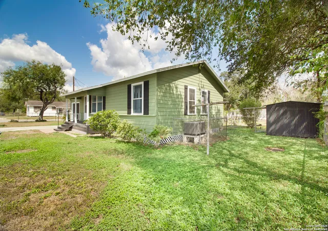 Photo 4 of Single family home for sale at 801 E 5Th, Sinton, TX 78387 | MLS# 1931375 | Listing updated on 2026-02-19