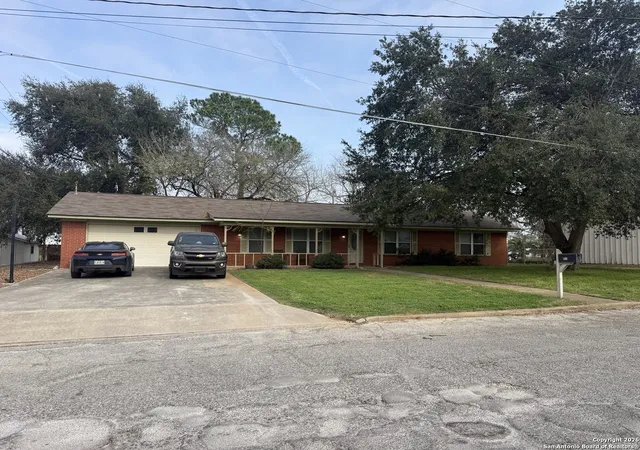 Photo 2 of Single family home for sale at 922 Wilshire, Pleasanton, TX 78064 | MLS# 1931434 | Listing updated on 2026-04-03