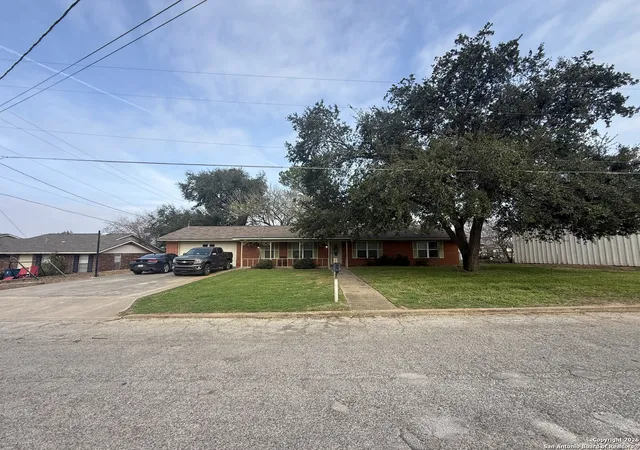 Photo 3 of Single family home for sale at 922 Wilshire, Pleasanton, TX 78064 | MLS# 1931434 | Listing updated on 2026-04-03