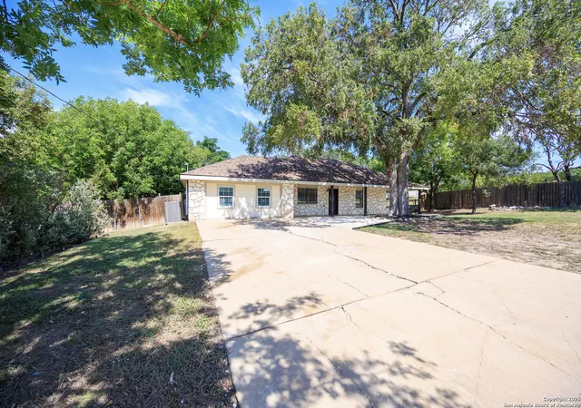 Photo 4 of Sale Pending at 1716 Silver Saddle, Kerrville, TX 78028 | MLS# 1932150 | Listing updated on 2026-02-06