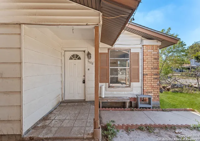 Photo 2 of Sale Pending at 6614 Brownleaf St, San Antonio, TX 78227 | MLS# 1932314 | Listing updated on 2026-01-16