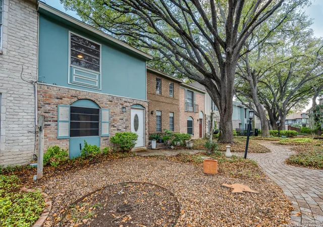 Listing Photo 4 - Condo for sale in building located at 2811 Woodbury, San Antonio, TX 78217 - Unit #405