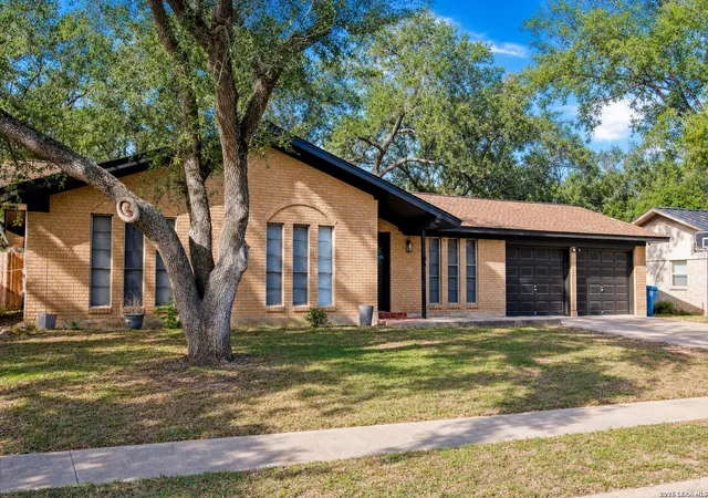 Homes for sale in Beeville, TX | 1405 Palo Blanco, Beeville, TX 78102 | MLS# 1933448