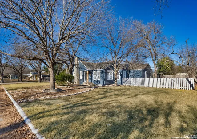 Photo 1 of Single family home for sale at 414 W Jefferson, Kerrville, TX 78028 | MLS# 1933490 | Listing updated on 2026-01-24