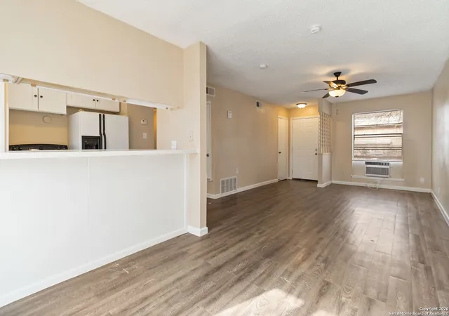 Listing Photo 4 - Condo for sale in building located at 2014 Anchor Dr, San Antonio, TX 78213