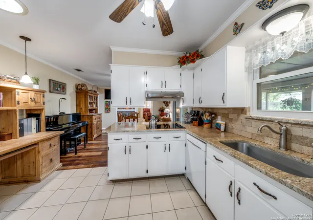 Photo 3 of Sale Pending at 9835 Greentree Dr, San Antonio, TX 78230 | MLS# 1934040 | Listing updated on 2026-02-02