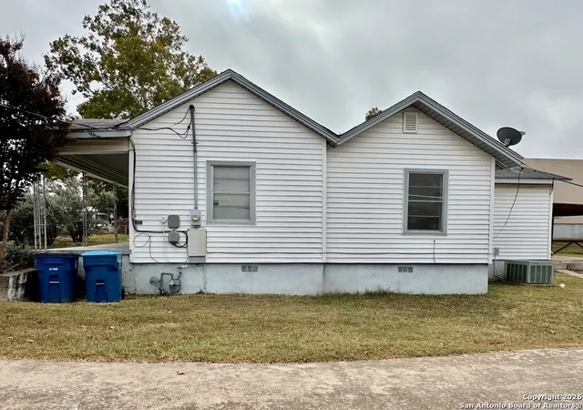 Photo 3 of Single family home for sale at 103 Jefferson St, Kerrville, TX 78028 | MLS# 1935062 | Listing updated on 2026-03-10