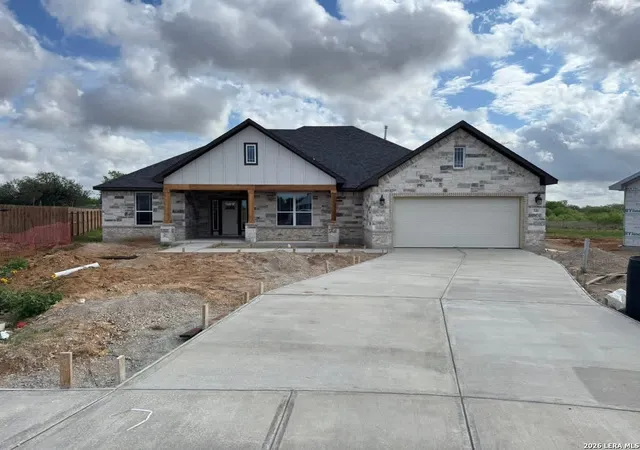 Photo 1 of Sale Pending at 1586 Vista View Dr, Pleasanton, TX 78064 | MLS# 1935254 | Listing updated on 2026-04-27