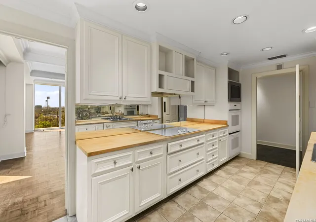 Photo 3 of Condo for sale at 700 Hildebrand #301, San Antonio, TX 78212 | MLS# 1935396 | Listing updated on 2026-05-02
