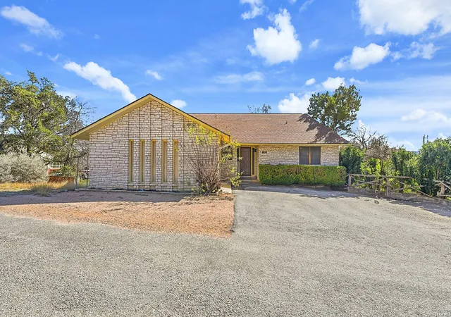 Photo 1 of Single family home for sale at 132 W Outer Dr, Canyon Lake, TX 78133 | MLS# 1935536 | Listing updated on 2026-09-08