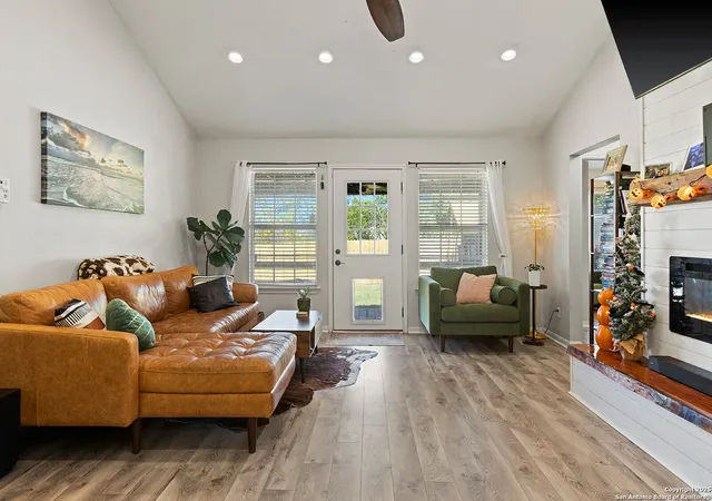 Photo 4 of Single family home for sale at 204 Lake Park, Canyon Lake, TX 78133 | MLS# 1935715 | Listing updated on 2026-09-30
