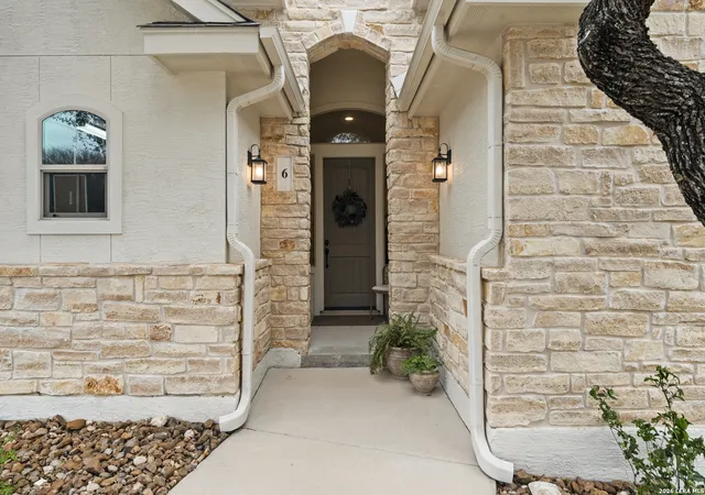 Photo 2 of Sale Pending at 6 Kings Cyn, San Antonio, TX 78258 | MLS# 1935798 | Listing updated on 2026-02-06