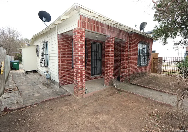 Photo 2 of Single family home for sale at 910 Culebra, San Antonio, TX 78201 | MLS# 1936427 | Listing updated on 2026-09-03