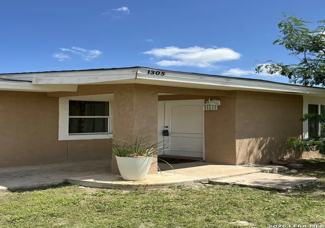 Photo 3 of Single family home for sale at 1305 N 1st, Carrizo Springs, TX 78834 | MLS# 1936551 | Listing updated on 2026-08-03