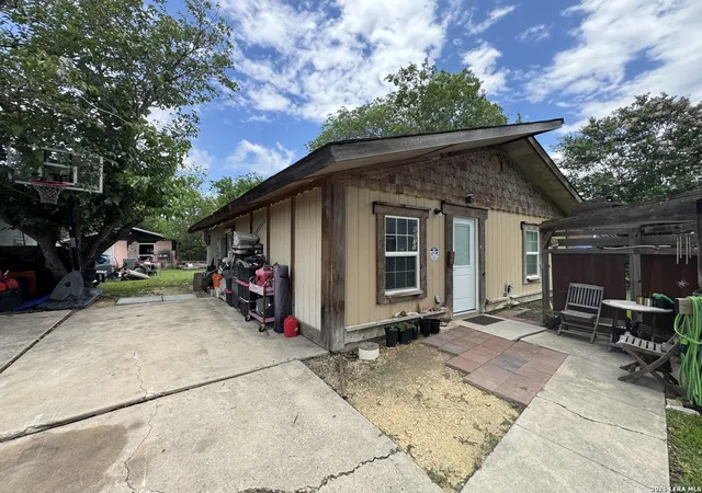 Photo 3 of Single family home for sale at 8811 Dale Vly Dr, San Antonio, TX 78227 | MLS# 1936813 | Listing updated on 2026-06-18