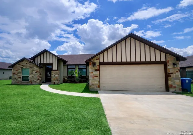 Photo 1 of Single family home for sale at 1729 Vista View, Pleasanton, TX 78064 | MLS# 1936827 | Listing updated on 2026-06-18