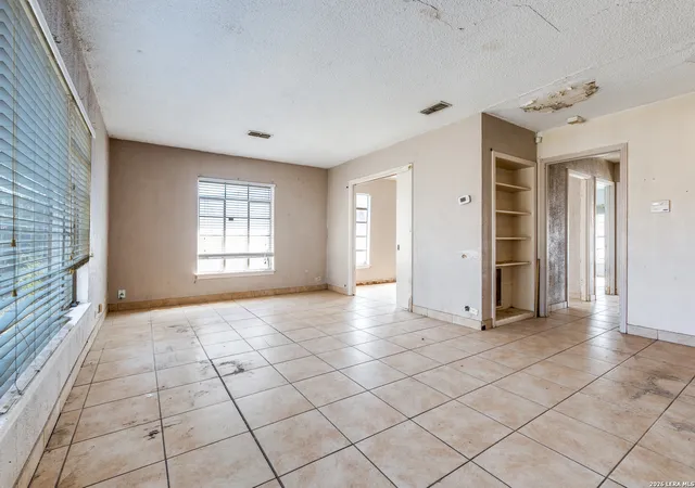 5th image of 611 Basswood, San Antonio, TX 78213 | MLS# 1936917