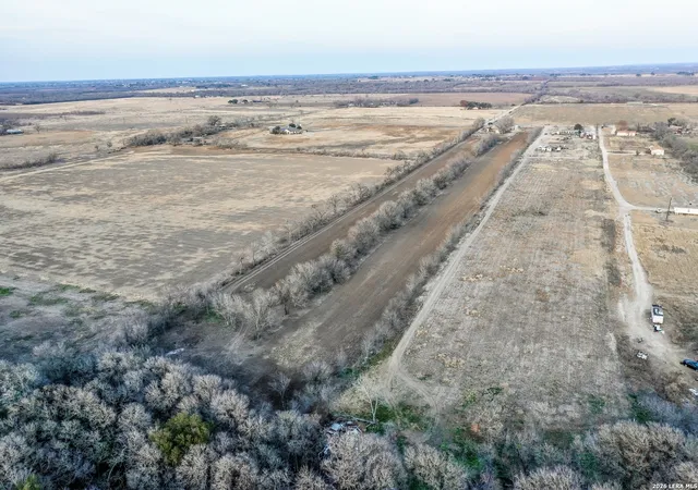 2nd image of 1263 Cr 345, La Vernia, TX 78121 | MLS# 1936975