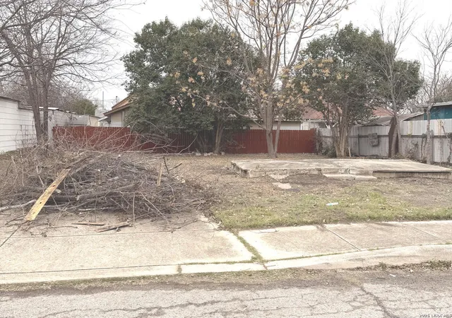 Photo 3 of Sale Pending at 1037 Dawson, San Antonio, TX 78202 | MLS# 1937213 | Listing updated on 2026-02-18