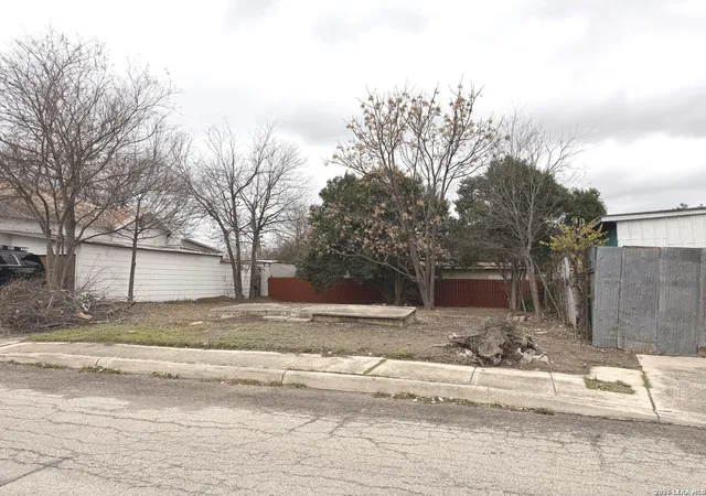 Photo 4 of Sale Pending at 1037 Dawson, San Antonio, TX 78202 | MLS# 1937213 | Listing updated on 2026-02-18