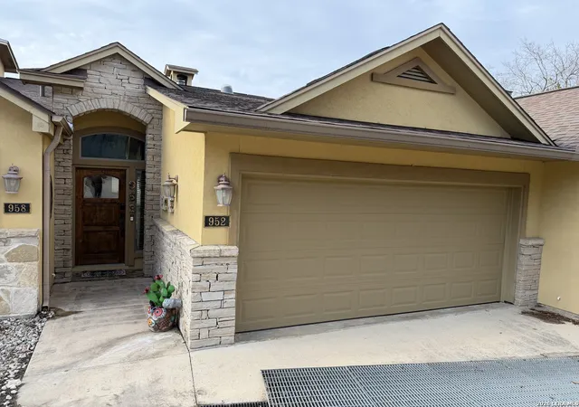 Photo 2 of Sale Pending at 952 Parkview, Canyon Lake, TX 78133 | MLS# 1937890 | Listing updated on 2026-05-18