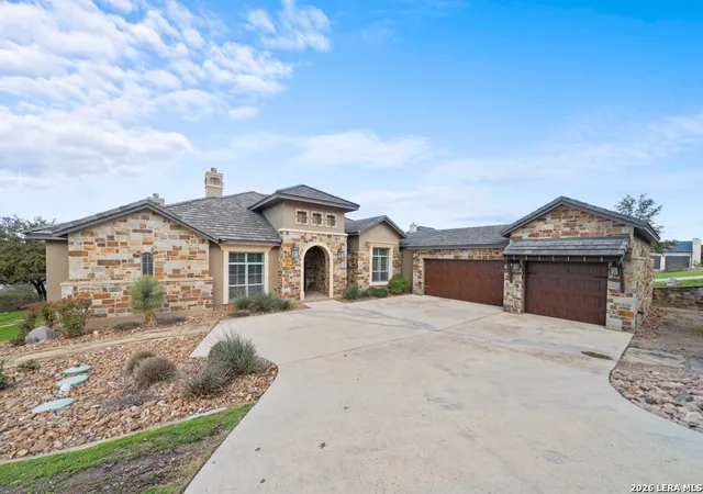 Photo 1 of Single family home for sale at 538 Oak Shores Dr, Canyon Lake, TX 78133 | MLS# 1938145 | Listing updated on 2026-02-12