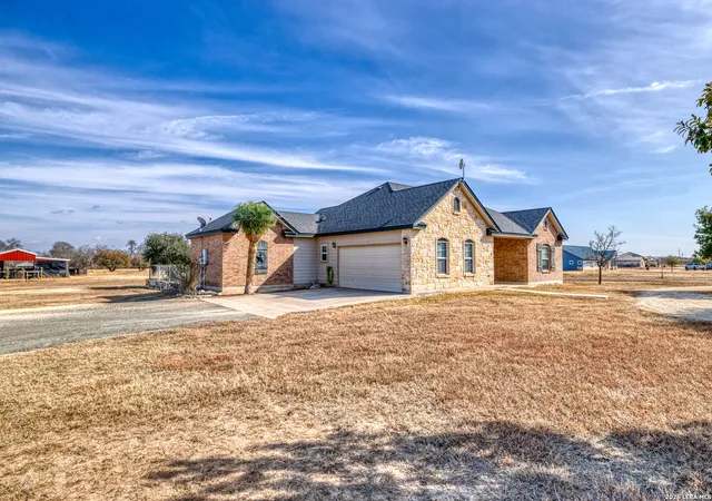2nd image of 8 Valley, Uvalde, TX 78801 | MLS# 1938352