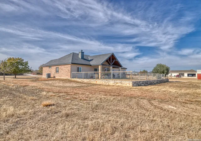 4th image of 8 Valley, Uvalde, TX 78801 | MLS# 1938352
