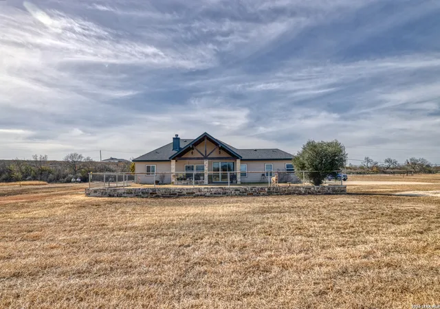 5th image of 8 Valley, Uvalde, TX 78801 | MLS# 1938352