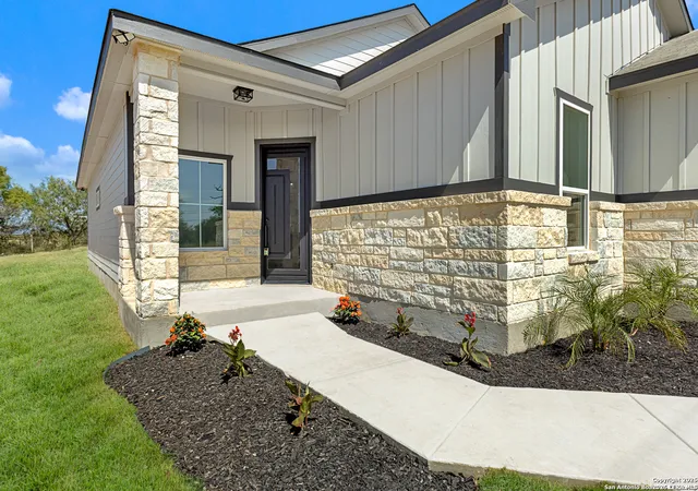 Photo 3 of Sale Pending at 133 Flor Del Sol, San Antonio, TX 78207 | MLS# 1938407 | Listing updated on 2026-04-13