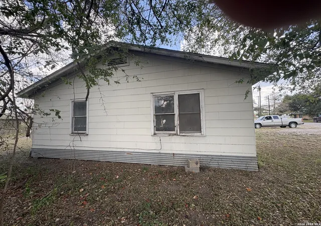 image of 104 Charles, George West, TX 78022 | MLS# 1938480